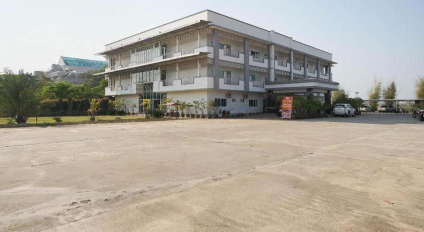 Oyo 75394 Sakthong Grand Hotel Chiang Khong Extérieur photo